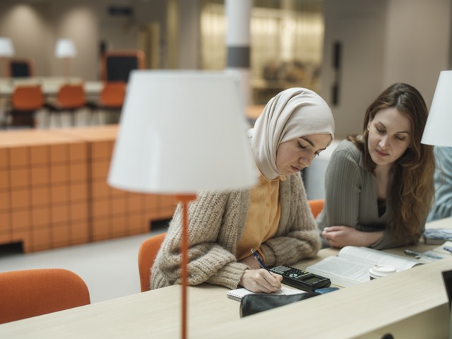Två kvinnliga studenter i arbete vid högskola Högskola - övrigt