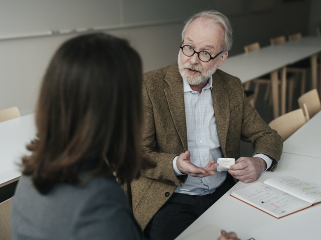 Två lärare vid högskola samtalar Högskola - övrigt