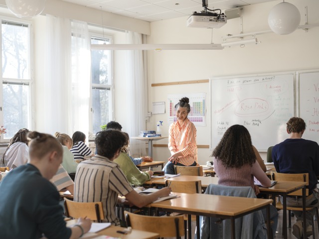Gymnasielärare med elever under lektion Gymnasieskola - övrigt