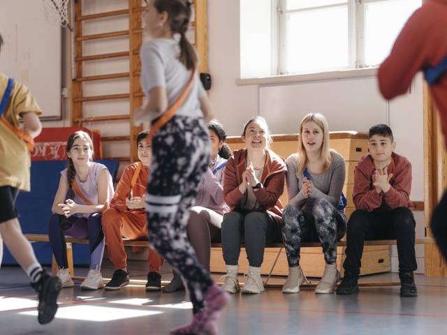 Idrottslärare med elever i gymnastiksal Grundskola - övrigt
