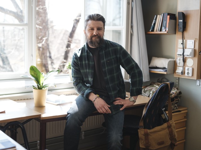 Allvarlig manlig grundskollärare inomhus Grundskola - porträtt
