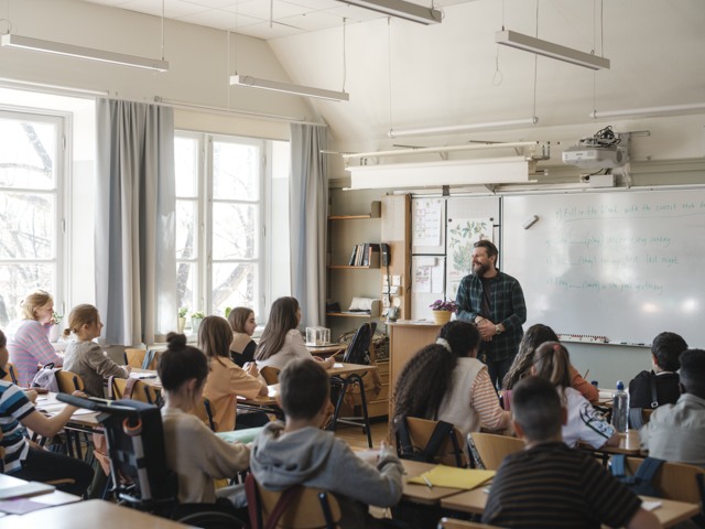 Grundskollärare med elever i klassrum Grundskola - övrigt