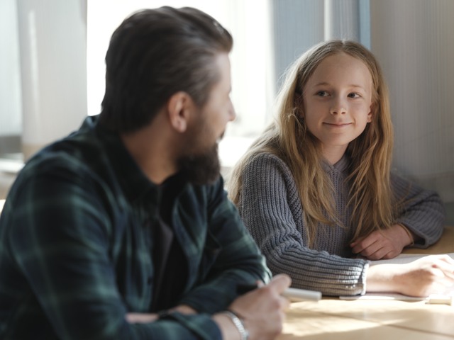 Grundskollärare pratar med flicka Grundskola - övrigt
