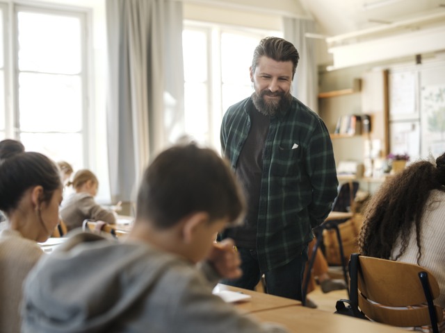 Grundskollärare med elever i klassrum Grundskola - övrigt