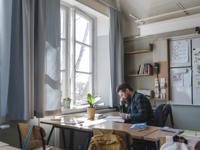 Grundskollärare sitter och planerar i klassrum Grundskola - övrigt