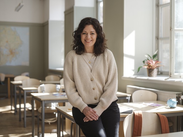 Leende kvinnlig grundskollärare inomhus Grundskola - porträtt