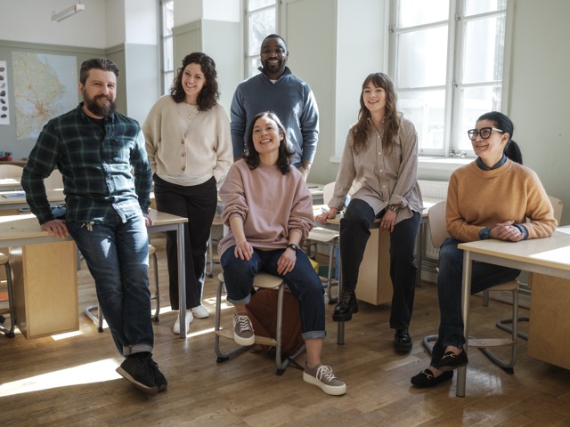 Sex glada grundskollärare inomhus Grundskola - gruppbild