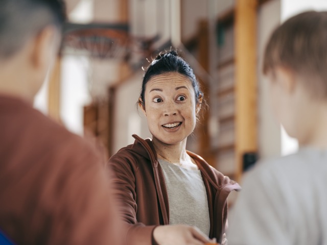 Idrottslärare med elever i gymnastiksal Grundskola - övrigt