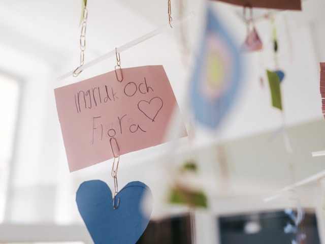 Text på papperslapp, "Ingrid och Flora" Förskola - detaljbild