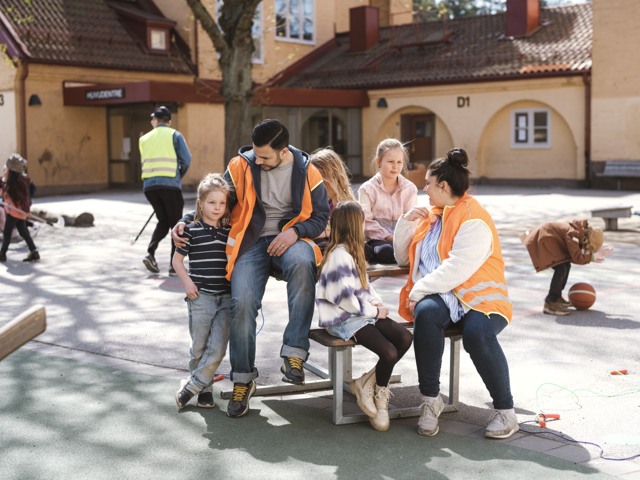 Förskollärare med elever utomhus Förskola - övrigt