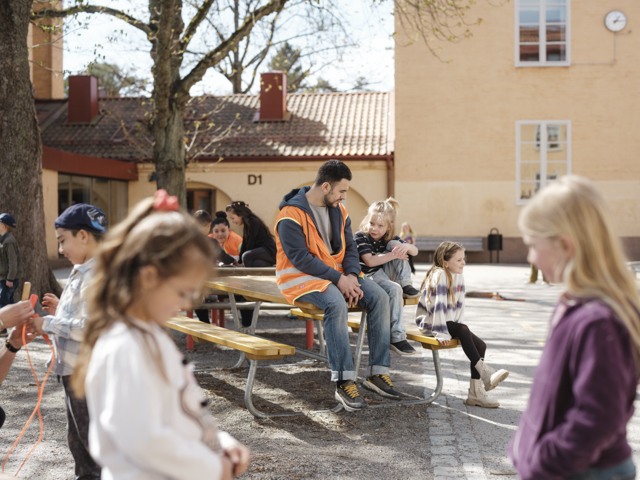 Förskollärare med elever utomhus Förskola - övrigt
