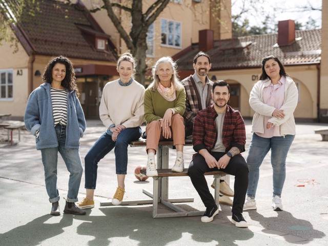 Sex glada förskollärare utomhus Förskola - gruppbild