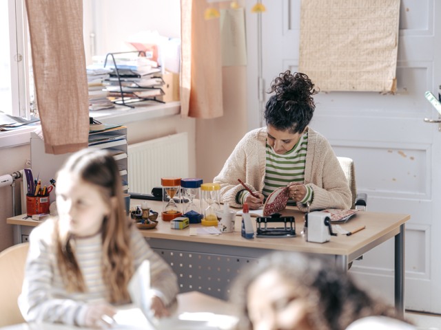 Förskollärare med elever i klassrum Förskola - övrigt