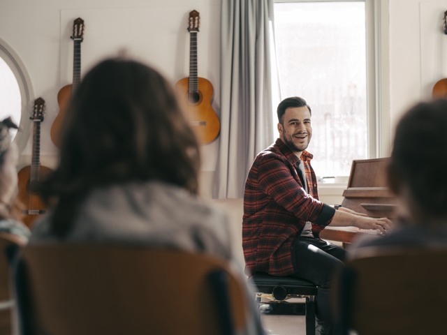 Förskollärare med elever under musiklektion Förskola - övrigt