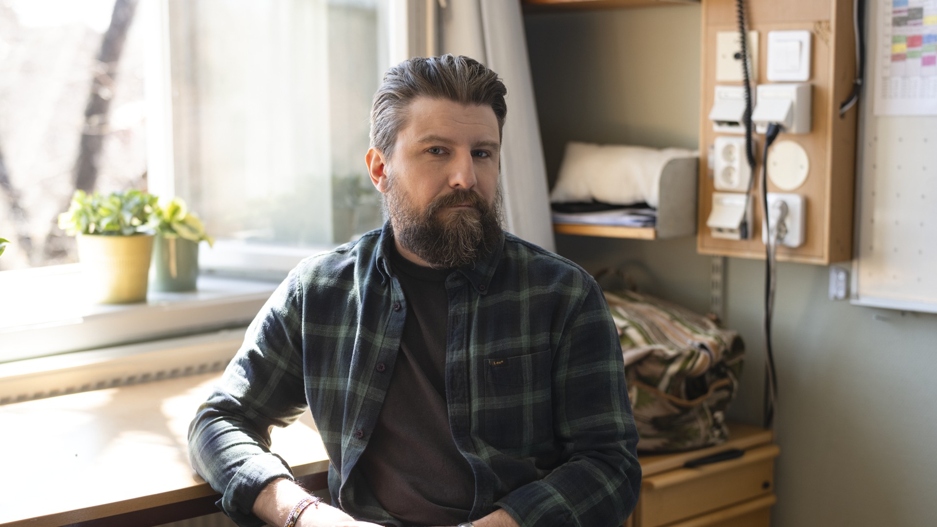Allvarlig manlig grundskollärare inomhus Grundskola - porträtt