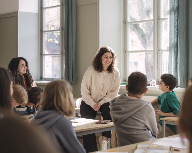Grundskollärare med elever under lektion Grundskola - övrigt