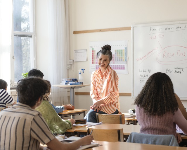 Gymnasielärare med elever under lektion Gymnasieskola - övrigt