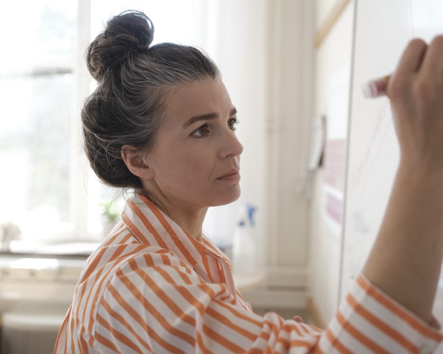 Gymnasielärare skriver på whiteboard Gymnasieskola - övrigt