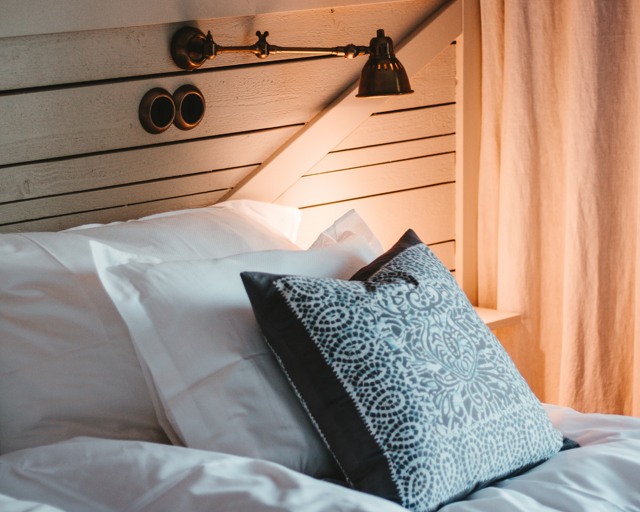 Hotellrum, säng och sänglampa