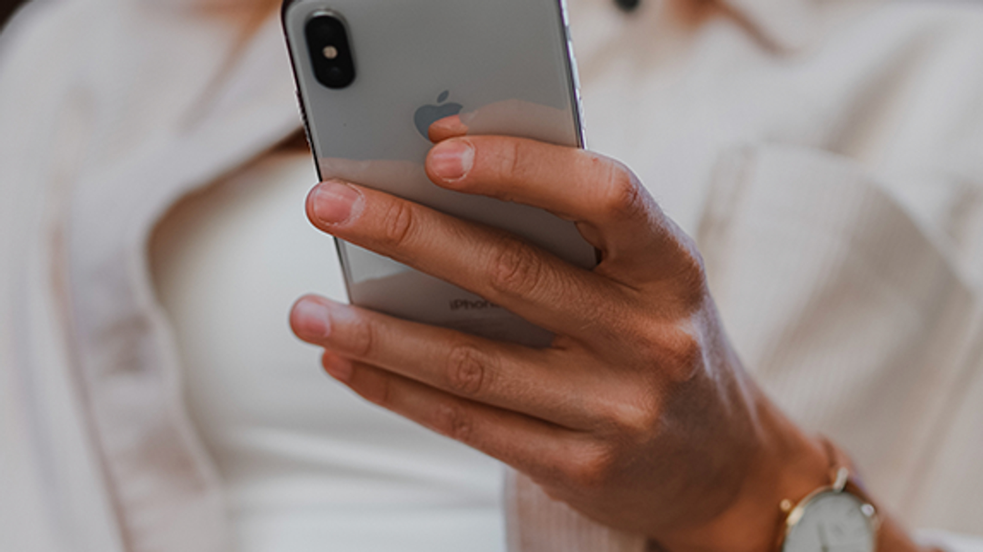 Kvinna som tittar på sin mobiltelefon Kvinna som tittar på sin mobiltelefon