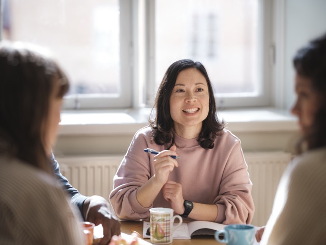 Leende kvinnlig grundskollärare under möte Grundskola - övrigt