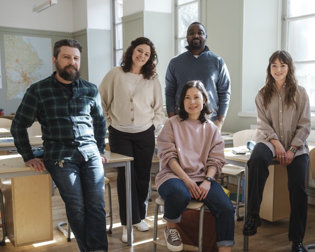 Sex glada grundskollärare inomhus Grundskola - gruppbild