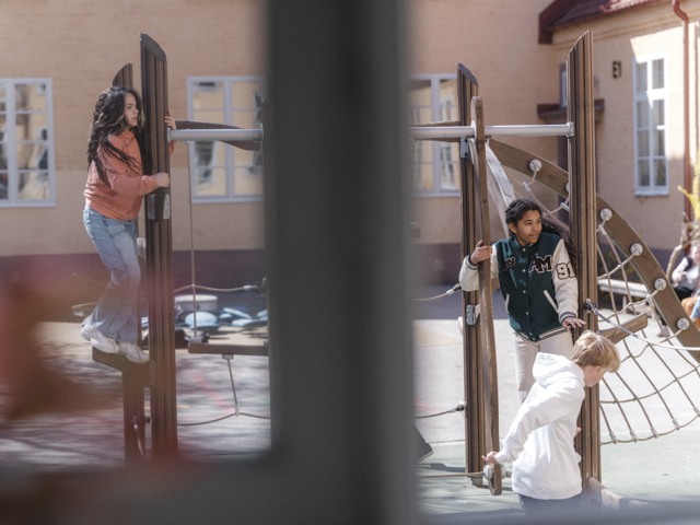 Grundskoleelever i klätterställning Grundskola - övrigt