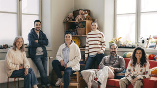 Sex glada förskollärare i personalrum.