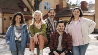 Fem glada förskollärare utomhus.