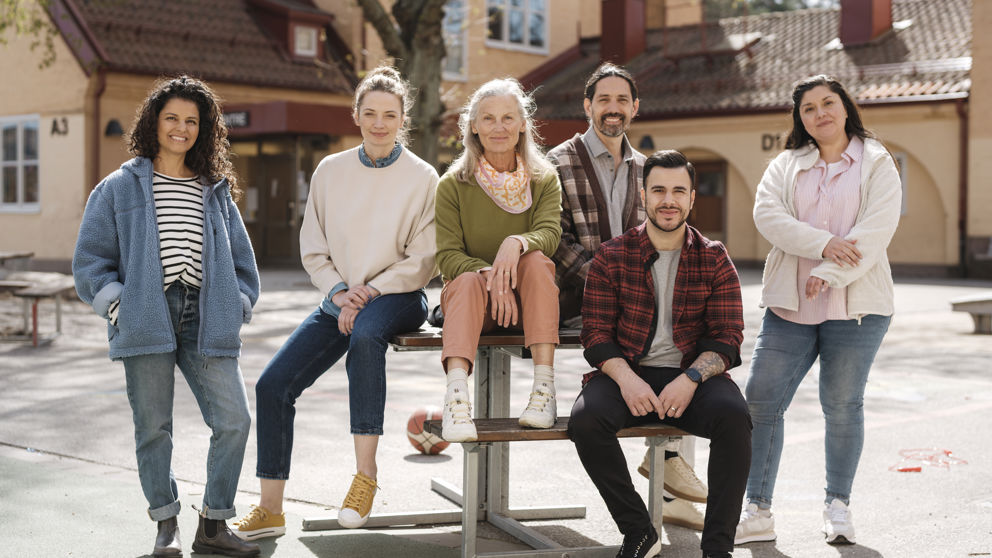 Sex glada förskollärare utomhus.