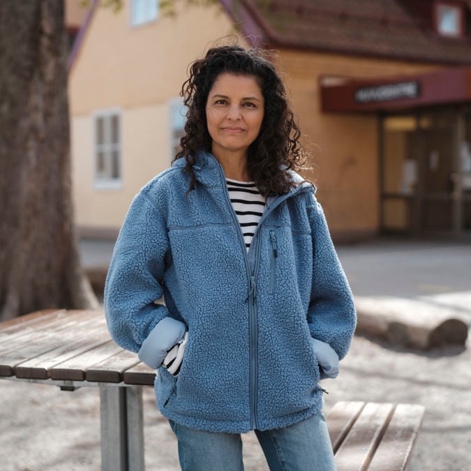 Allvarlig kvinnlig förskollärare utomhus.