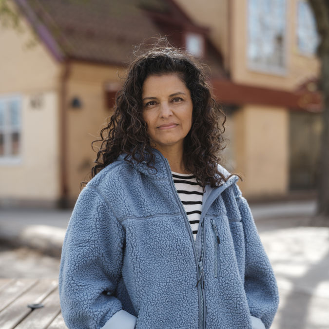 Allvarlig kvinnlig förskollärare utomhus.