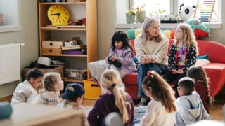 Förskollärare och elever har samling.