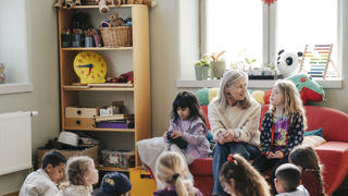 Förskollärare och elever har samling.