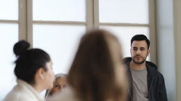 Lärare samtalar i personalrum.