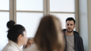 Lärare samtalar i personalrum.