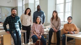 Sex glada grundskollärare inomhus.