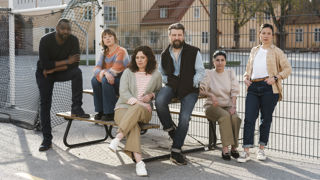 Sex allvarliga grundskollärare utomhus.