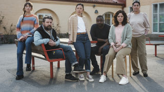 Sex allvarliga grundskollärare utomhus.