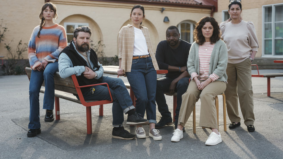 Sex allvarliga grundskollärare utomhus.