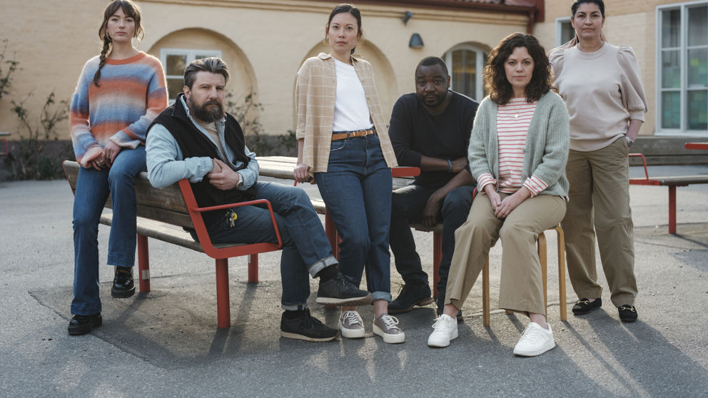 Sex allvarliga grundskollärare utomhus.