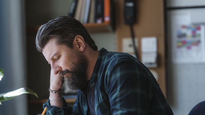 Grundskollärare sitter och planerar.