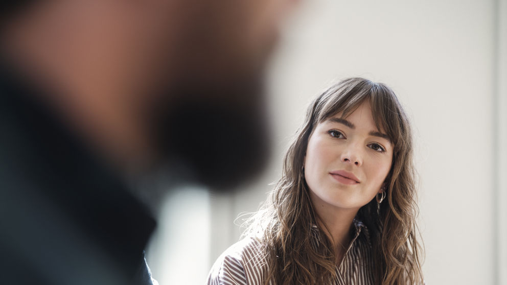 Kvinnlig grundskollärare lyssnar på kollega.