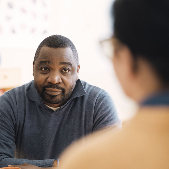 Manlig grundskollärare under ett möte.