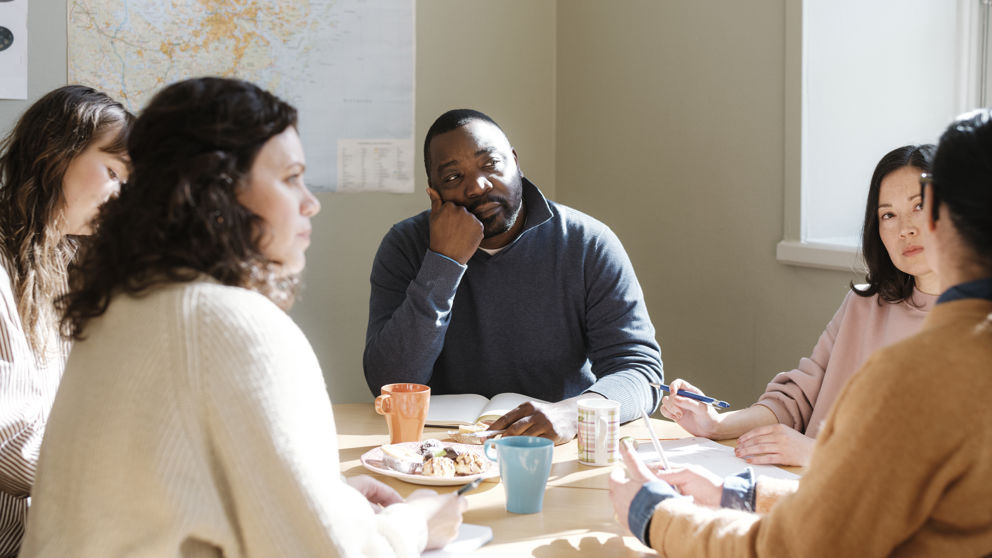 Fem grundskollärare sitter i möte.