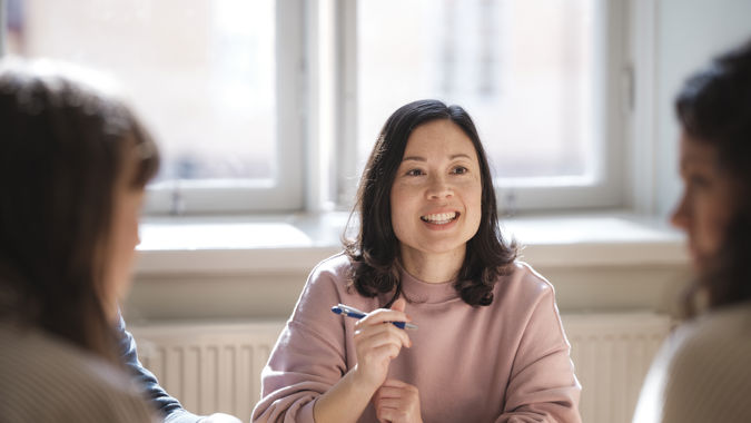 Kvinnliga grundskollärare under möte.
