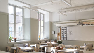 Ett klassrum med skolbänkar, tömt på elever.