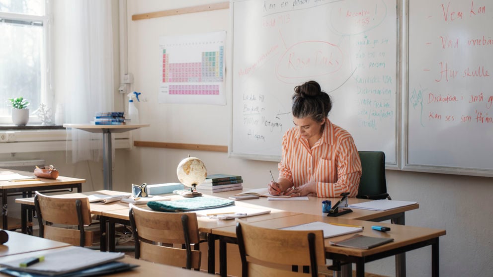 Gymnasielärare i arbete med planering.