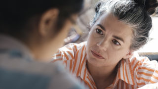 Gymnasielärare i samtal med elev.