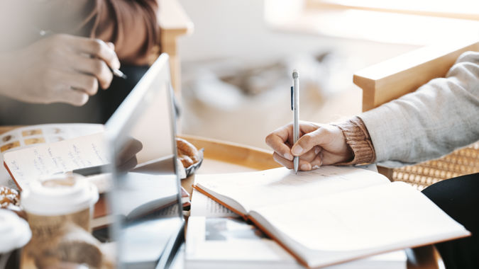 Student vid högskola antecknar med penna.